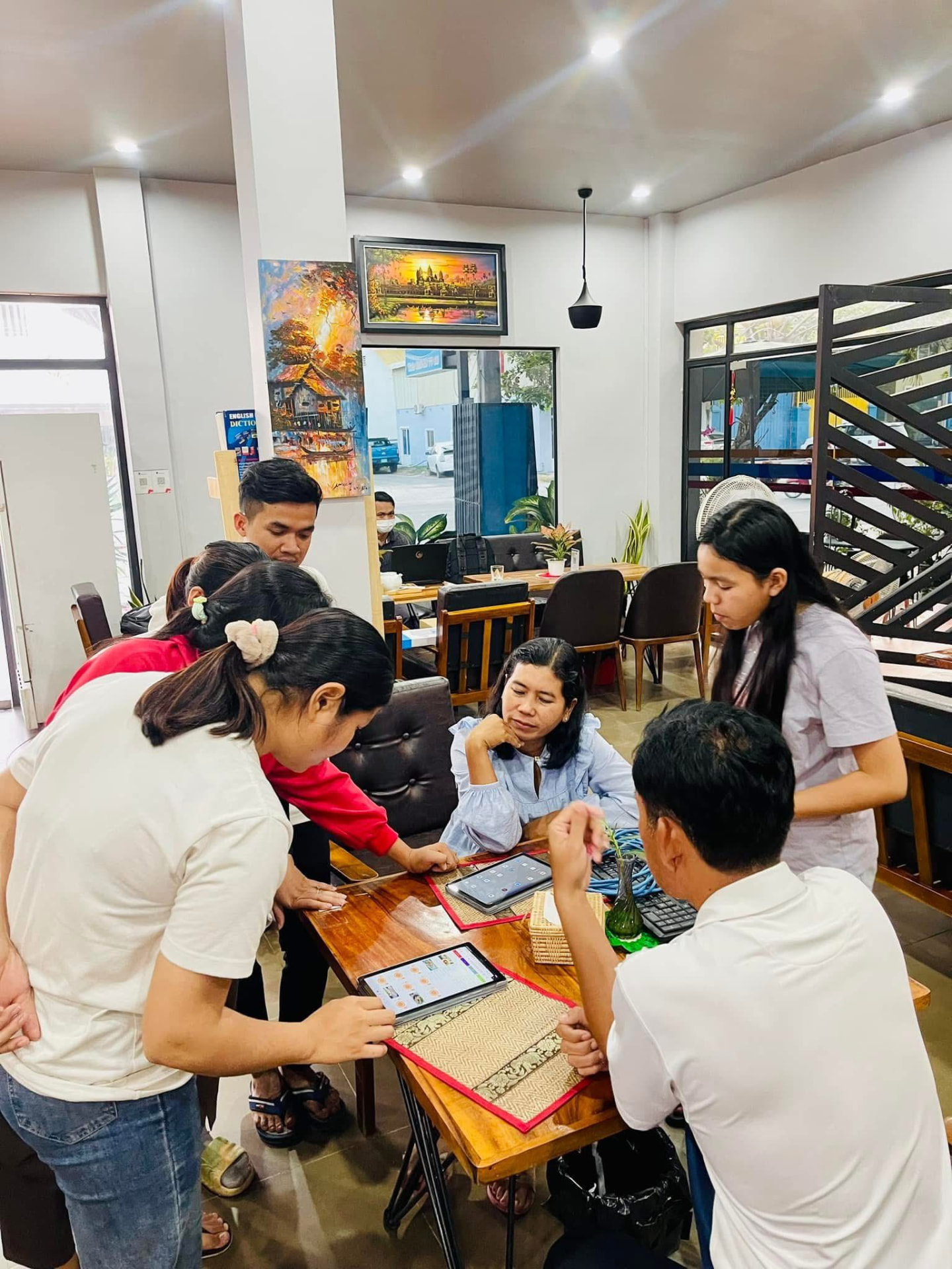 Onboarding workshop with a customer team around tablets